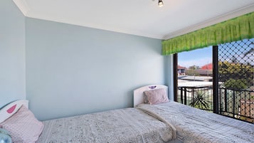 2 habitaciones, tabla de planchar con plancha y ropa de cama