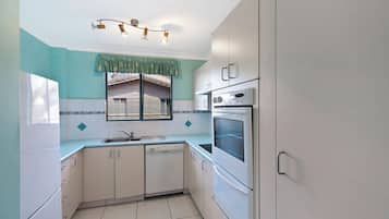 Microondas, horno, parrilla de estufa y lavavajillas