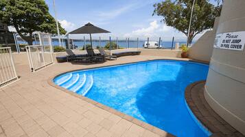 Piscine extérieure, piscine chauffée, chaises longues