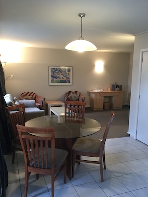 Large One Bedroom Suite | In-room dining