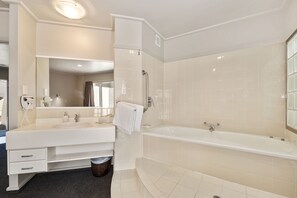 Individually decorated, individually furnished, desk, iron/ironing board - The Village Resort (Taupo)