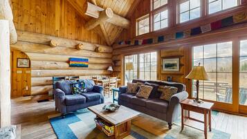 Fernseher, Kamin, Videospiele, Tischfußball