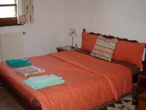 Tabla de planchar con plancha, wifi y ropa de cama 