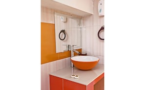 Shower, free toiletries, towels