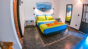Un dormitorio con cama, un cuadro y vistas al exterior.