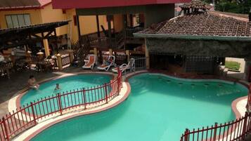 Hồ bơi ngoài trời