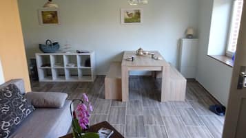 Smart TV, lettore DVD, tavolo da ping pong, libri