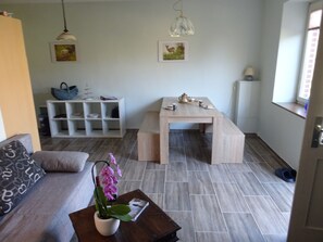 Smart-TV, DVD-Player, Tischtennisplatte, Bücher