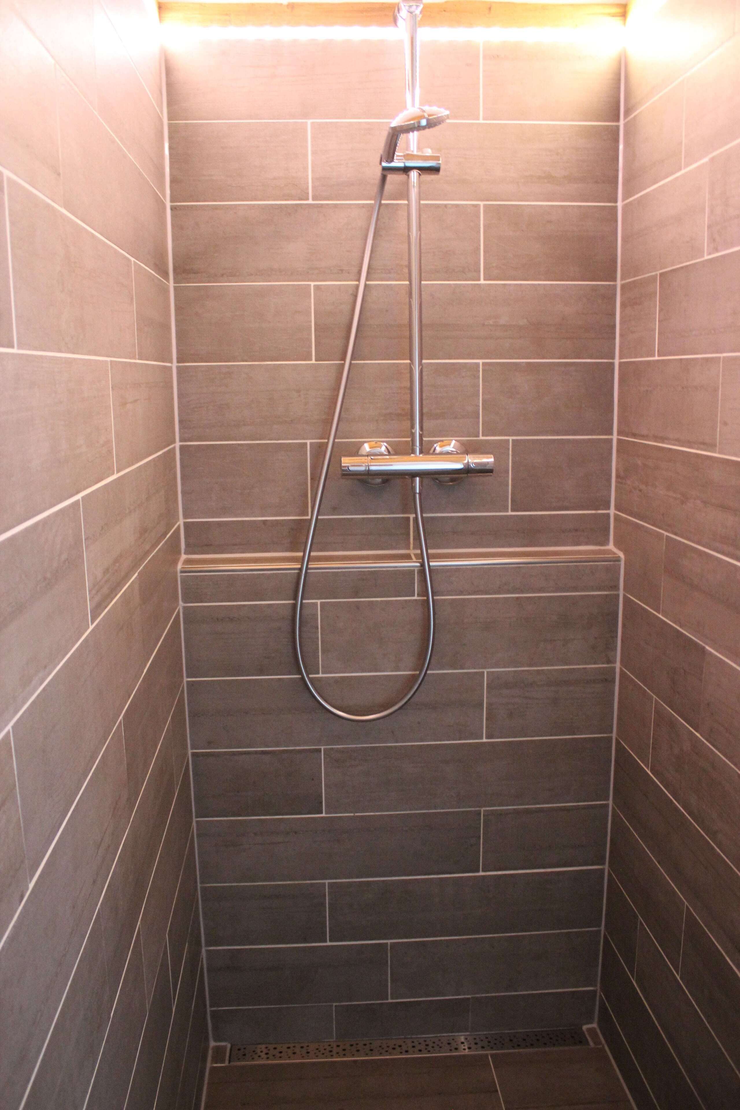 Badewanne, Haartrockner, Handtücher