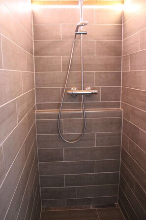 Bathtub, hair dryer, towels - Apartment Schellenberg 20 exklusiv ausgestattet im 1.OG mit extra Schlafzimmer, Terrasse (Bergen)