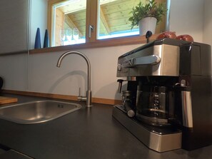 Kjøleskap, mikrobølgeovn, ovn og kokeplater