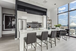 Frigorifero, microonde, forno, piano cottura