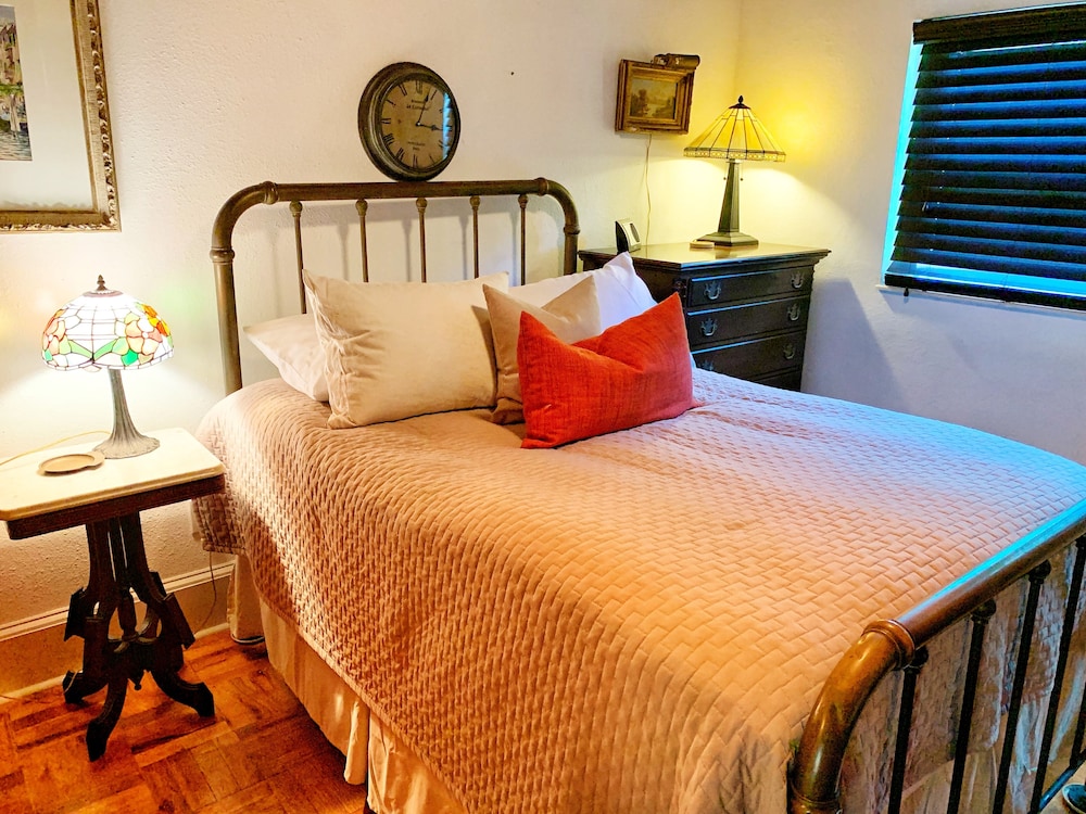 Charming Clean Home Near East End Market Large Fenced Yard - 40% Off Thirty Days - Orlando, FL