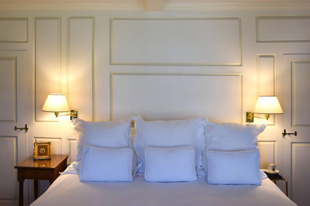Charming White Room Boutique B&B | Sábanas italianas Frette, ropa de cama de alta calidad y edredón