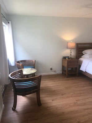 Tabla de planchar con plancha, wifi gratis y ropa de cama