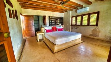 4 makuuhuonetta, vauvan matkasänky, internet, vuodevaatteet