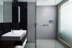 Kostenlose Toilettenartikel, Haartrockner, Bademäntel, Hausschuhe