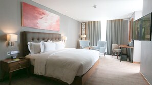 Quarto, 1 cama King, vista para a piscina (Corner) | Roupas de cama premium, frigobar, cofres nos quartos, escrivaninha