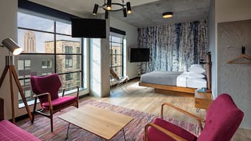 1 habitación, escritorio y espacio para trabajar con laptop