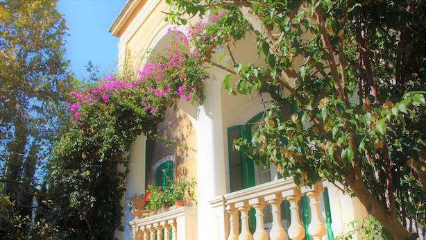 A building with a balcony, columns, and a window with green shutters. - CLASSIC ROOM IN VILLA SPA (Mesagne)