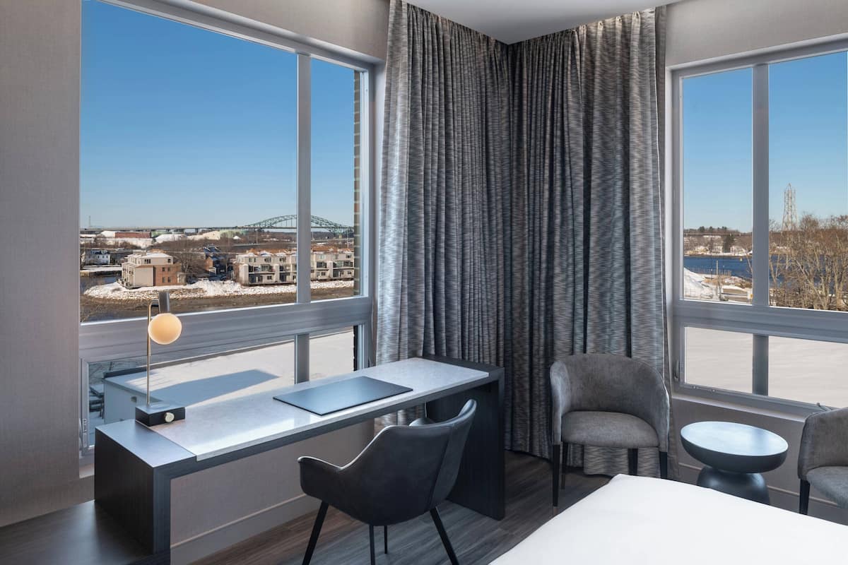 Ropa de cama hipoalergénica y caja de seguridad en la habitación