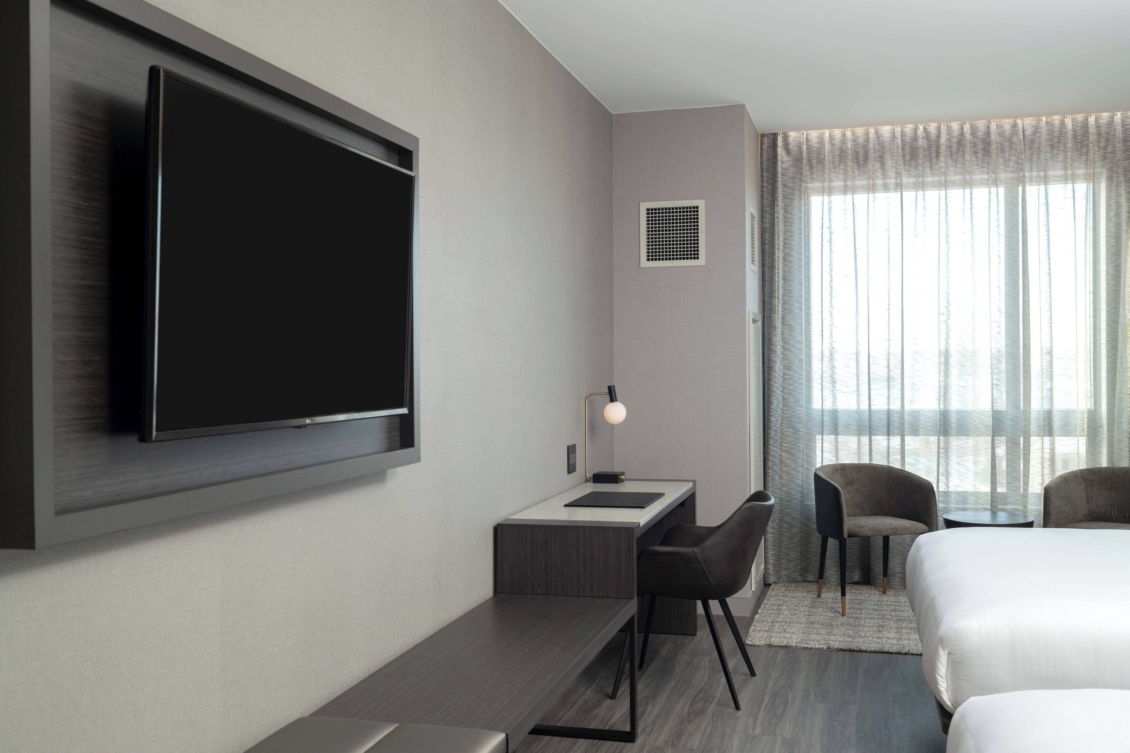 Hypo-allergenic bedding, in-room safe, desk, laptop workspace