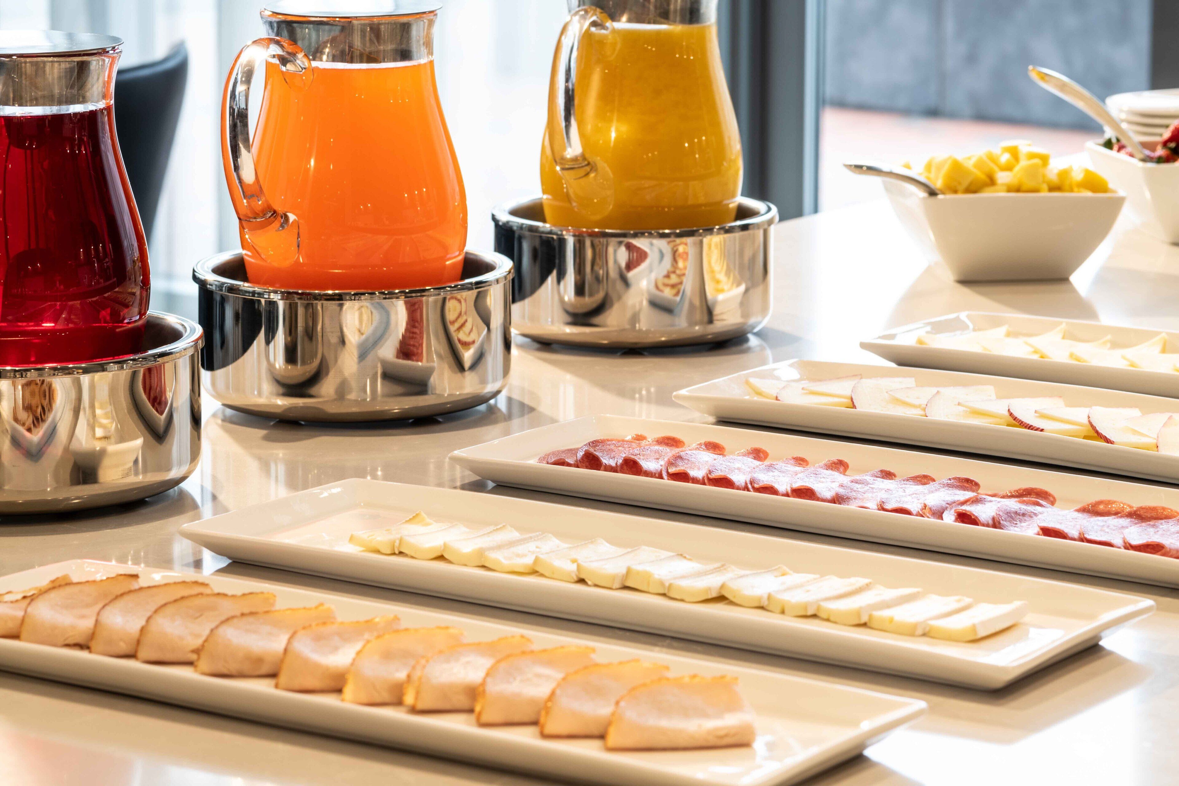 Ein reichhaltiges Buffet mit Speisen und Getränken.