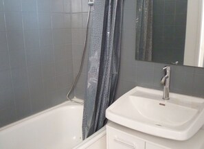 Serviettes fournies, papier toilette