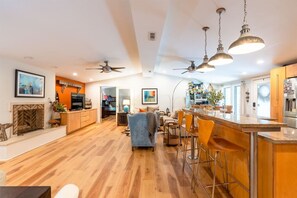 Interior - Luxury home, fishing resort with fire pit, coffee (Heber Springs)