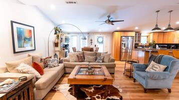 TV, peis, DVD-spiller og bordtennis