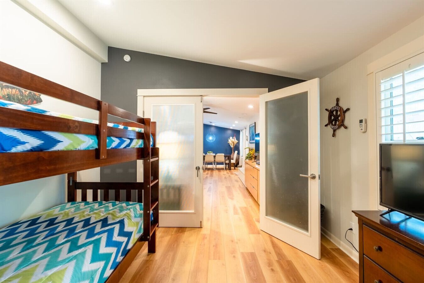 Escritorio, tabla de planchar con plancha, cuna de viaje y wifi