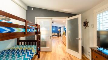 Escritorio, tabla de planchar con plancha, cuna de viaje y wifi