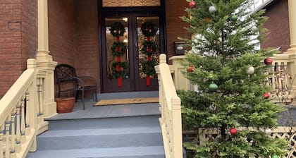 Hilltop Manor, Celebrity themed rooms.