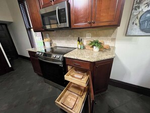 Fridge, microwave, oven, stovetop - Swing Garden Retreat w/ Fire Pit & Pergola/Sleeps 16 comfortably (Covington)