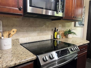 Frigorifero, microonde, forno, piano cottura