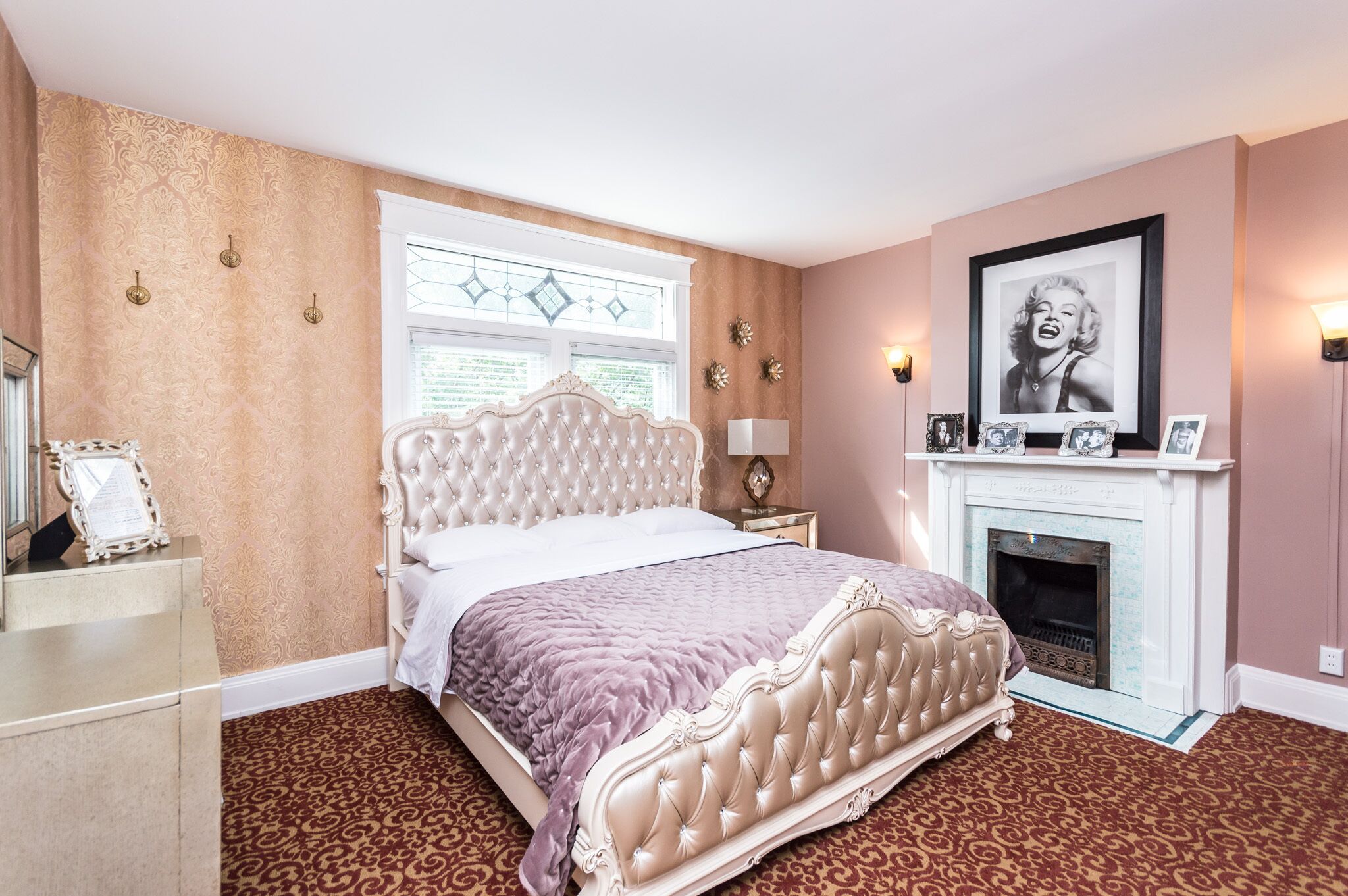 6 slaapkamers, een bureau, een strijkplank/strijkijzer, reisbedje