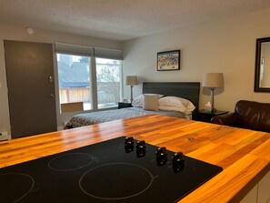 Fer et planche à repasser, lit parapluie, Wi-Fi gratuit, draps fournis