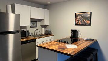 Fridge, microwave, stovetop, dishwasher