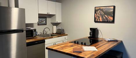 Geladeira, micro-ondas, cooktop, lava-louças