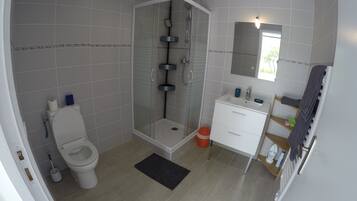 Douche, serviettes fournies, savon