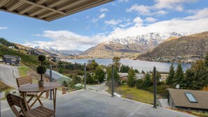 A balcony with a view of a lake and mountains. - Quaint Sanctuary on Quartz | Incredible Views | (Queenstown)