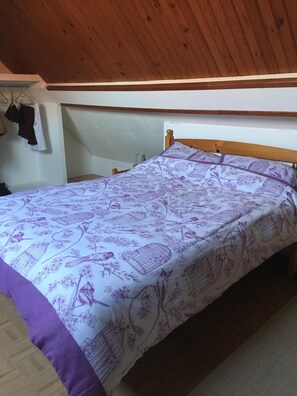 4 habitaciones, tabla de planchar con plancha, wifi y ropa de cama 