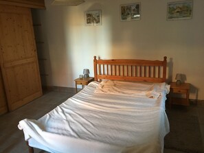 4 dormitoris, planxa i posts de planxar, wifi i roba de llit 