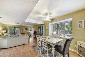 Ferienhaus | Essbereich im Zimmer