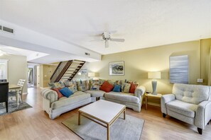 Huis | Woonruimte | Een flatscreentelevisie en een dvd-speler