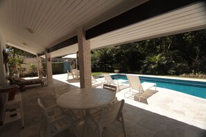 Outdoor dining - Unrivaled house on the Riviera - 5 suites (Bertioga)