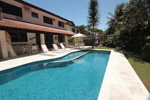 Outdoor pool - Unparalleled House in Riviera - 5 suites (Bertioga)