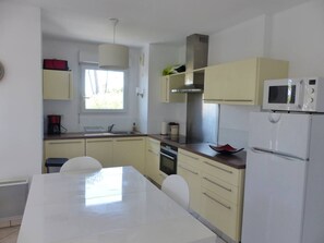 Kühlschrank, Mikrowelle, Geschirrspüler, Toaster