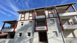 Un edificio de varios pisos con un letrero que dice 