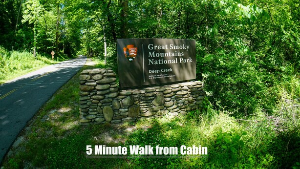 Schild für den Great Smoky Mountains Nationalpark, Deep Creek, mit der Angabe: 5 Gehminuten von der Hütte.